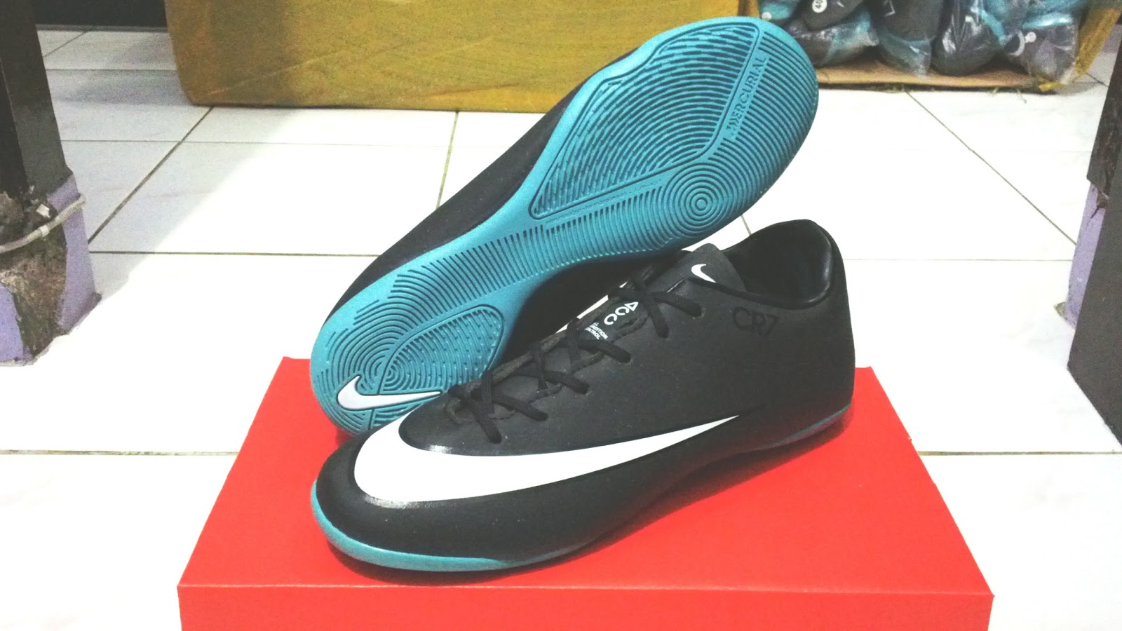 yellow converse on feet