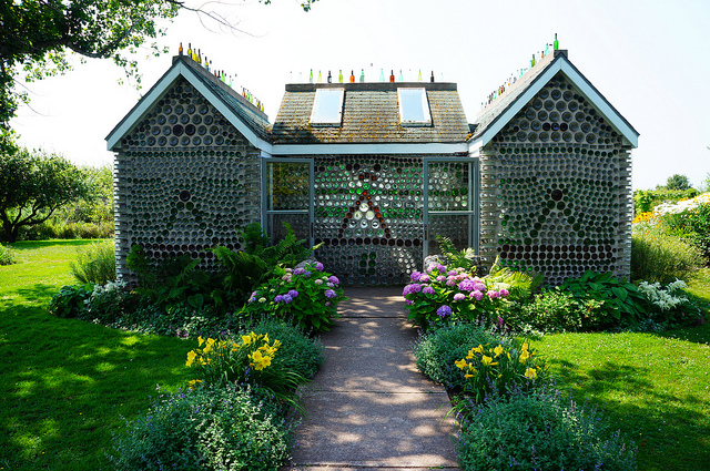 Casas de garrafas de vidro viram atrações turísticas no Canadá