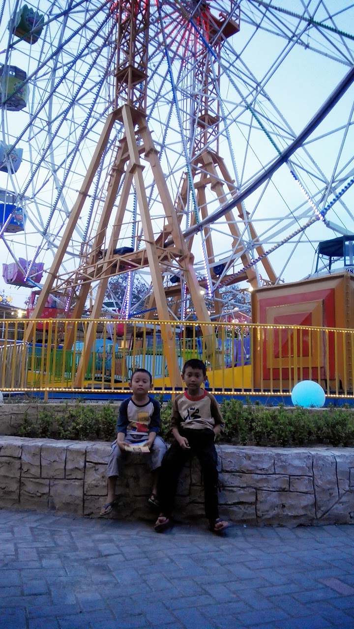 Ruang Berbagi: Jalan jalan ke Suroboyo Carnival Night Market