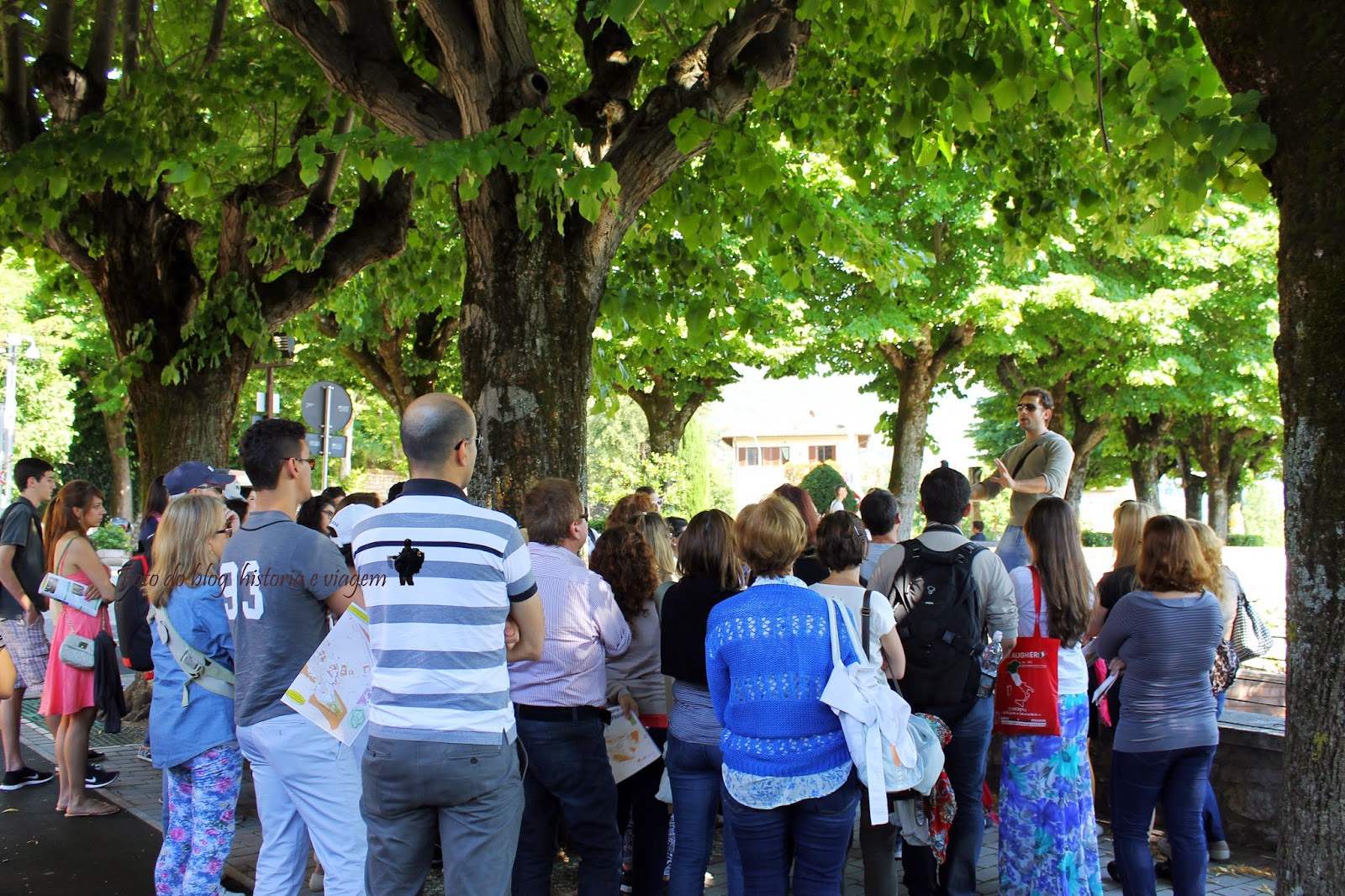 Stefano contando a história de Assis Scuola Dante Alighieri - Camerino