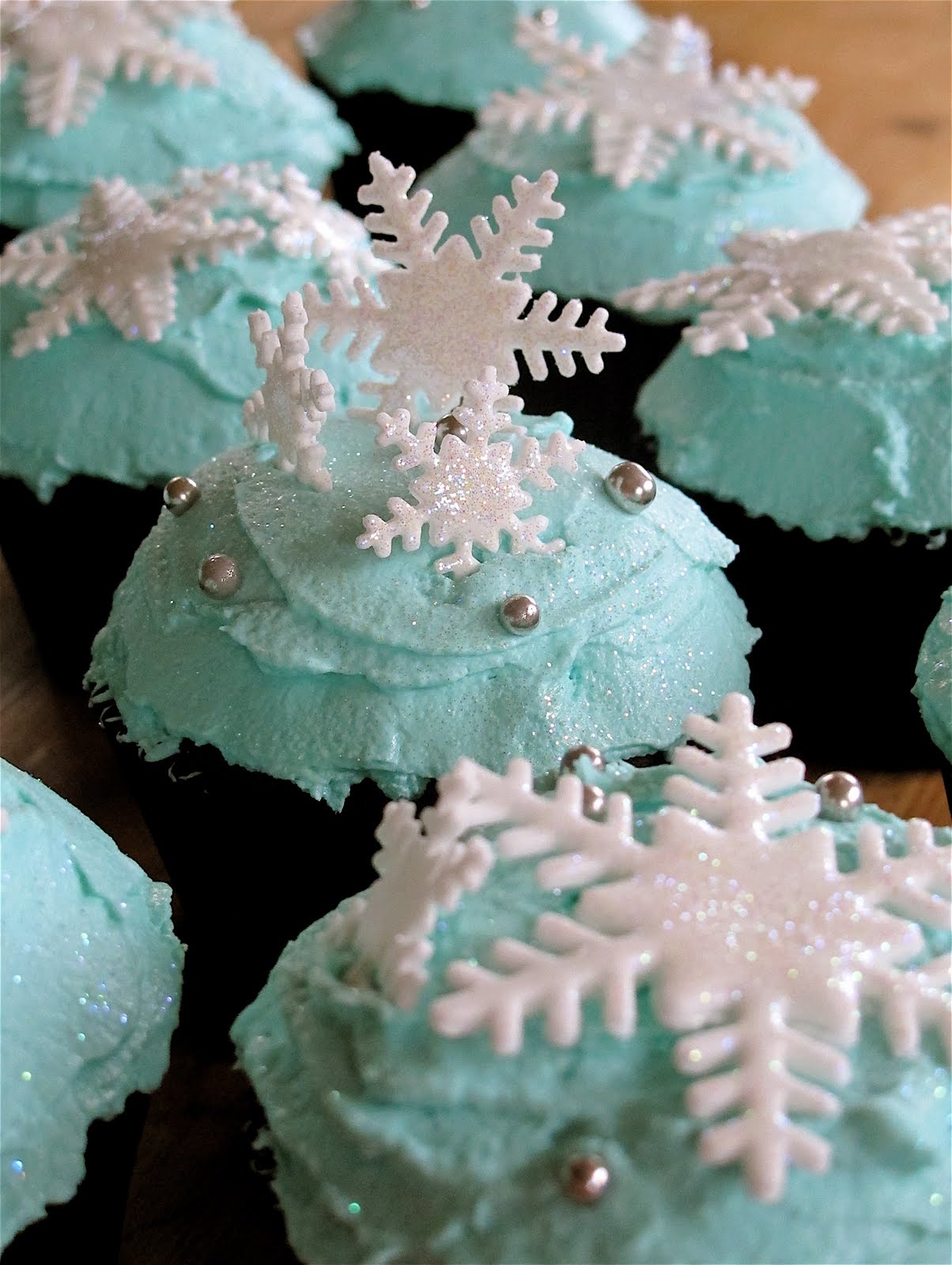 Spongedrop Snowflake Cupcakes with Minty Frosting