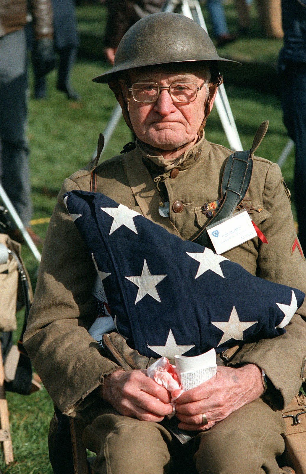 40 Amazing Historical Pictures - Joseph Ambrose, an 86-year-old World War I veteran, watches the dedication day parade for the Vietnam Veterans Memorial. He is holding the flag that covered the casket of his son, who was killed in the Korean War, 11/13/1982 40 Amazing Historical Pictures - Joseph Ambrose, an 86-year-old World War I veteran, watches the dedication day parade for the Vietnam Veterans Memorial. He is holding the flag that covered the casket of his son, who was killed in the Korean War, 11/13/1982