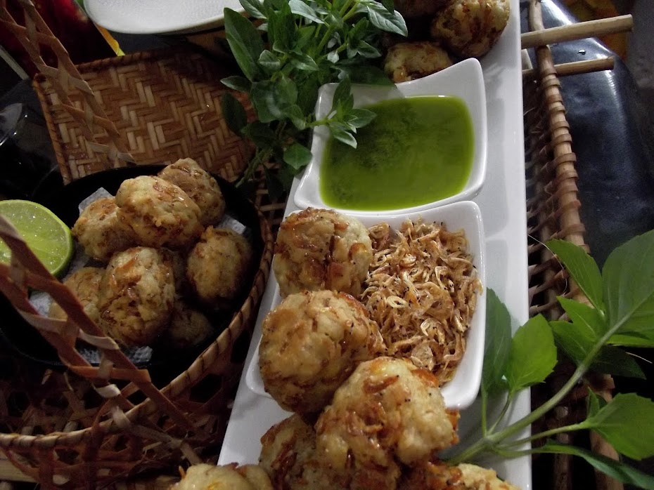 BOLINHOS DE AVIÚ COM PESTO DE ALFAVACA