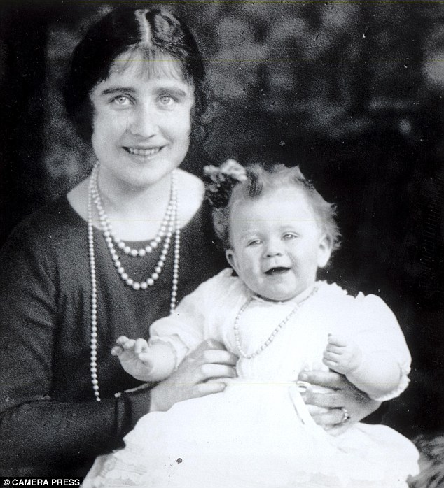 Daily Mail: Royal experts attack author's outrageous claim that Queen