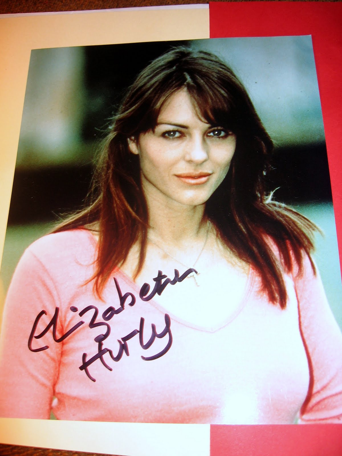 Autograph VIP: Liz Hurley: Sensuous, Intuition and Pleasures