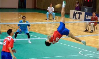 ARTIKEL-ARTIKEL TENTANG OLAHRAGA: MENGENAL PERMAINAN SEPAK TAKRAW