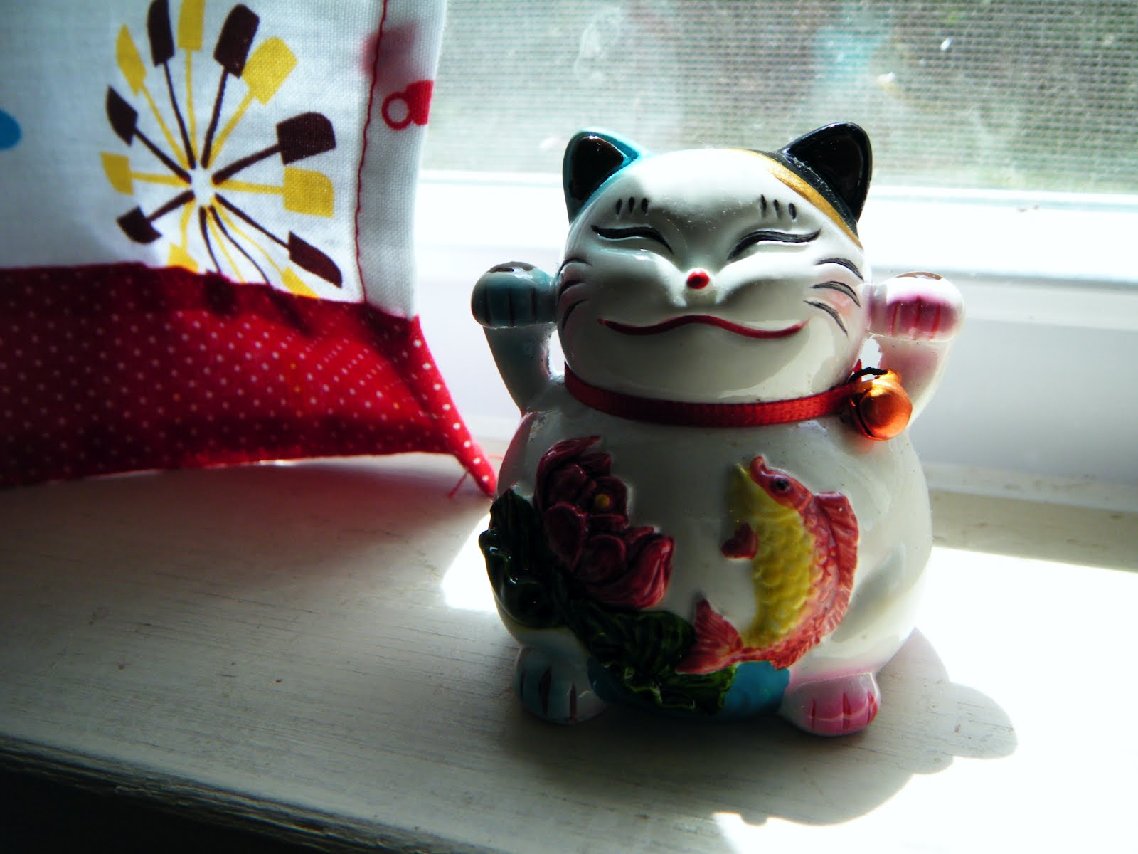 Maneki Neko Solar Toy Smiling Happy Face White Japanese Lucky Kitty Cat Decor