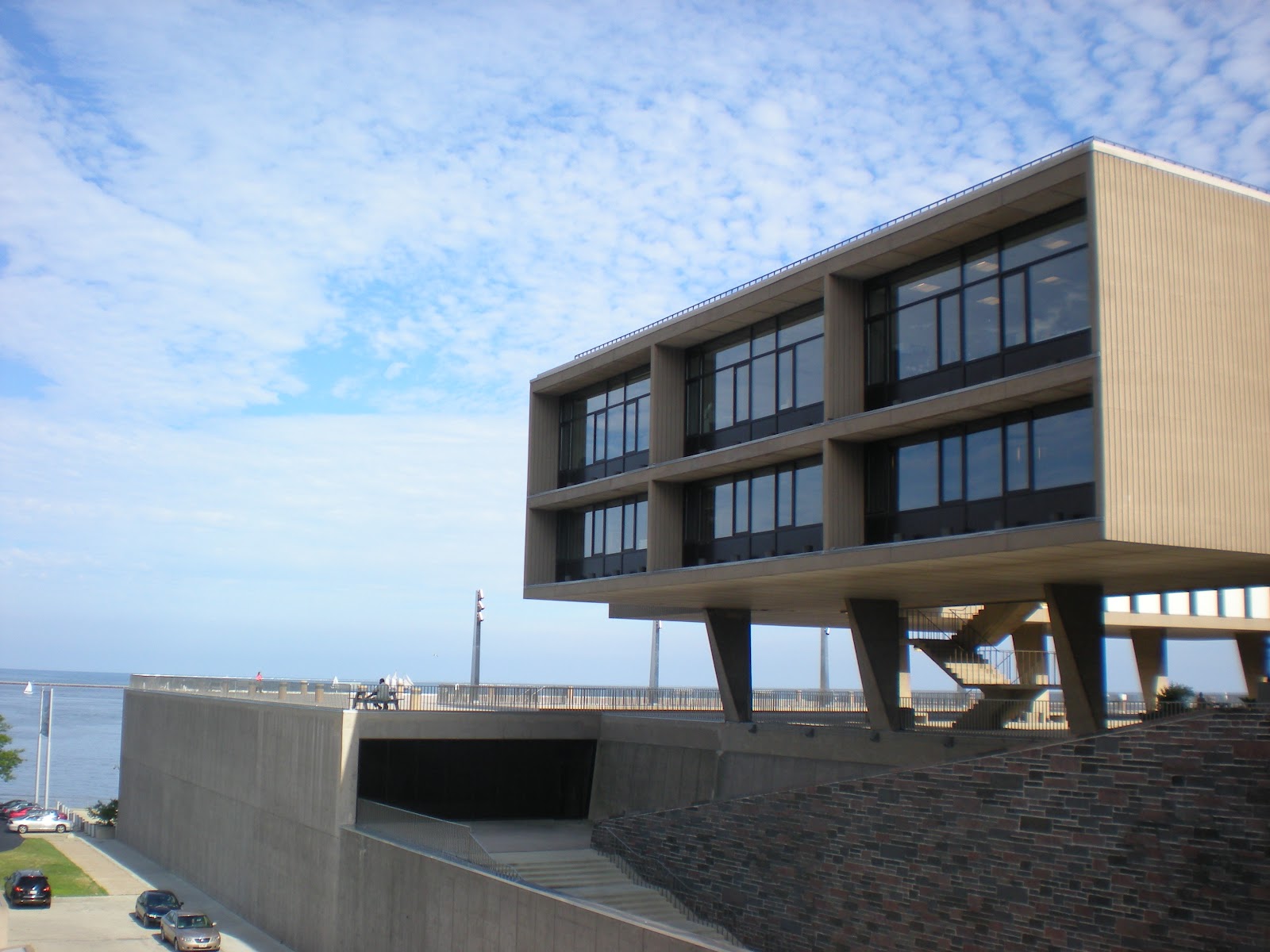 Cruisin' Museums with Jonette Slabey: Saarinen's War Memorial