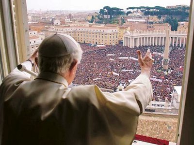 Ratzinger se dirige a la multitud