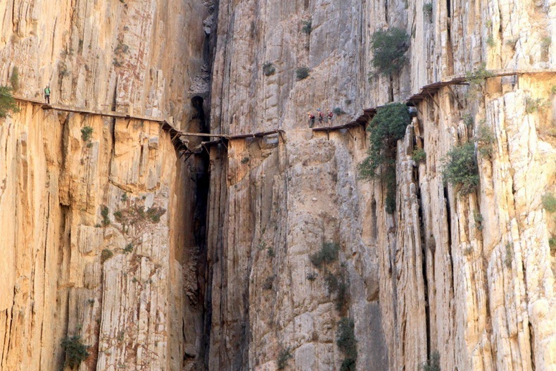 The walkway is 3 feet and 3 inches (one meter) in width, and rises over 350 feet 100 meters) above the river below. The walkway is 3 feet and 3 inches (one meter) in width, and rises over 350 feet 100 meters) above the river below.