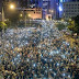 Las protestas en Hong Kong continúan con "la luz de los móviles"