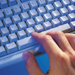 main sur un clavier avec doigt sur la barre espace
