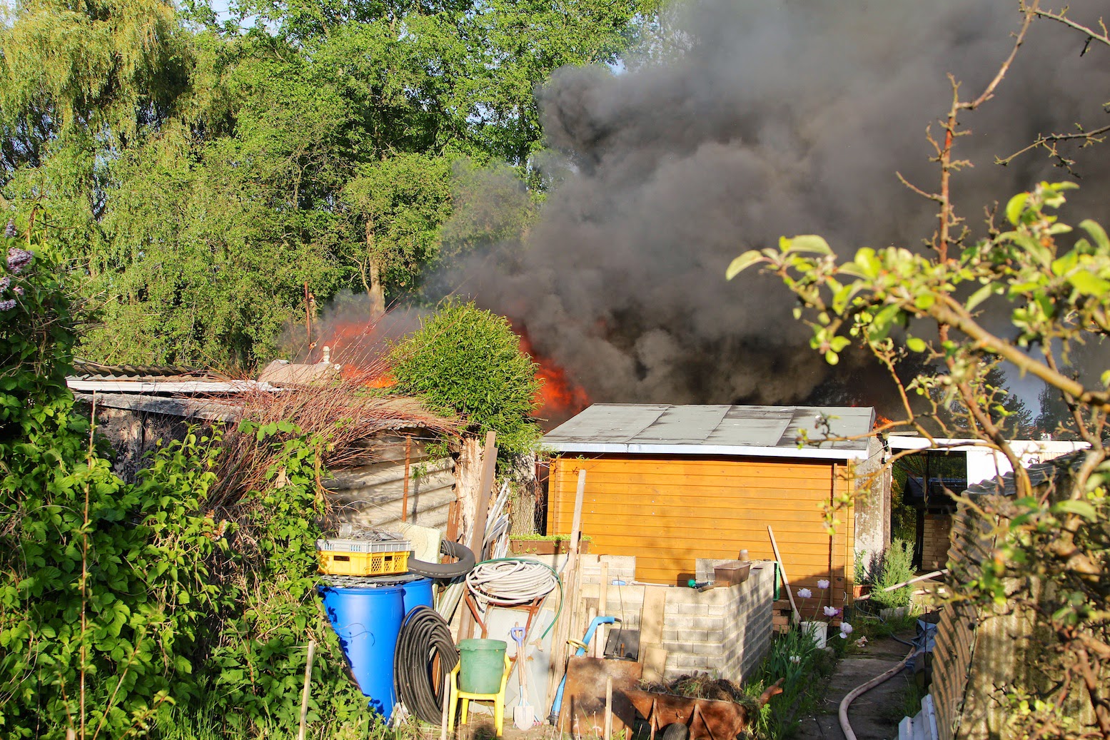 Bernau: Grosseinsatz der Feuerwehr - Bungalow Brand... 3 Bernau LIVE - Dein Stadtmagazin für Bernau bei Berlin