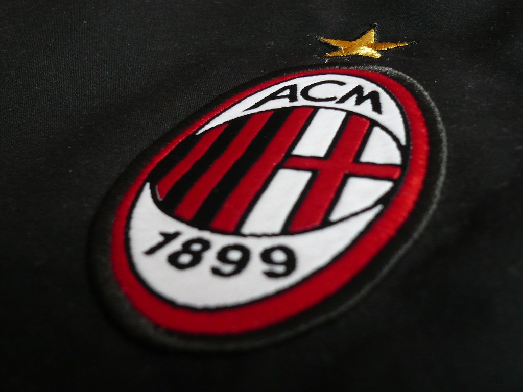 http://1.bp.blogspot.com/-dRBcsTCITjw/UK3FV9-i0uI/AAAAAAAAAEU/rmqLLNpiZCo/s1600/ac-milan-logo-2012-wallpaper.jpg