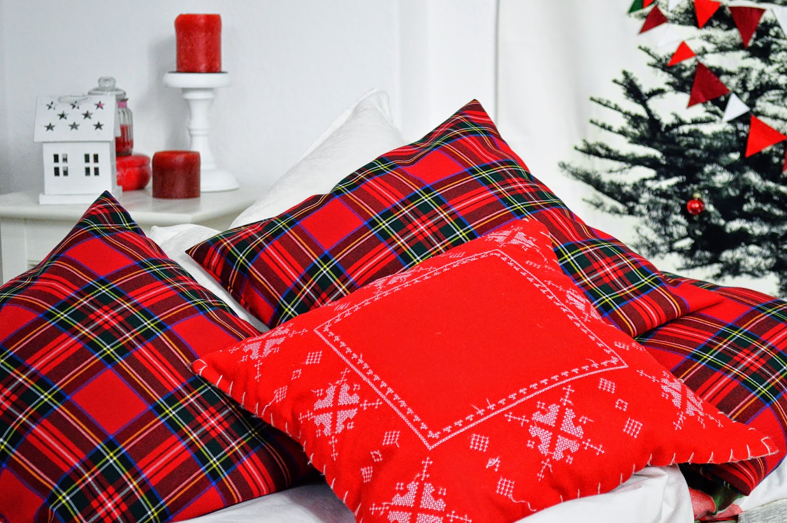 Christmas Craze PUTTING UP THE TREE & DIY CHRISTMAS ENVELOPE PILLOW