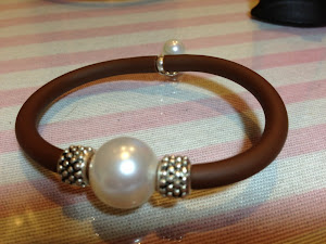 Perla swarovski con caucho marron, ref. 143