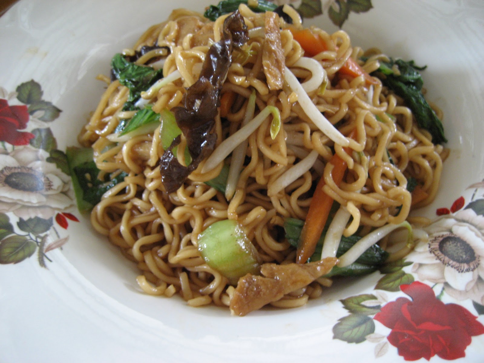 Cooking Pleasure Stir Fried Instant Noodles with Assorted Ingredients