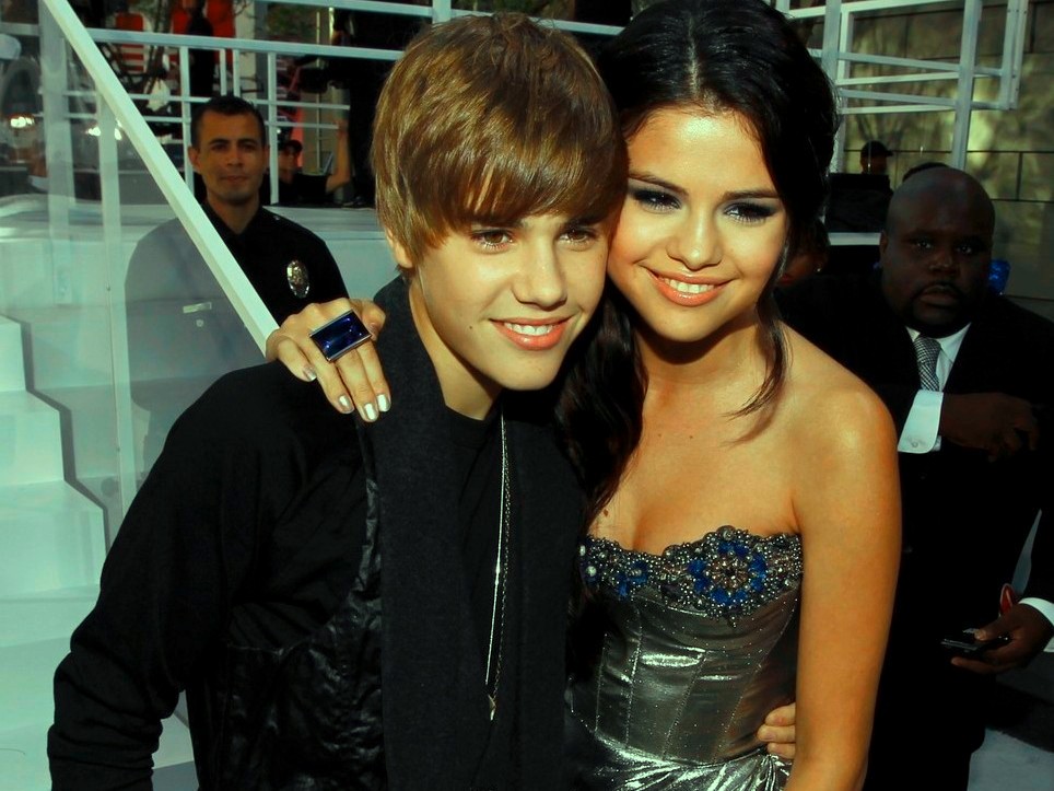 new selena gomez and justin bieber pictures. justin bieber and selena gomez