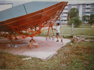 PGS.TS Hoàng Đình Chiến - Người chế tạo anten chảo parabol truyền hình đầu tiên ở VN Cac+parabol+che+tao1