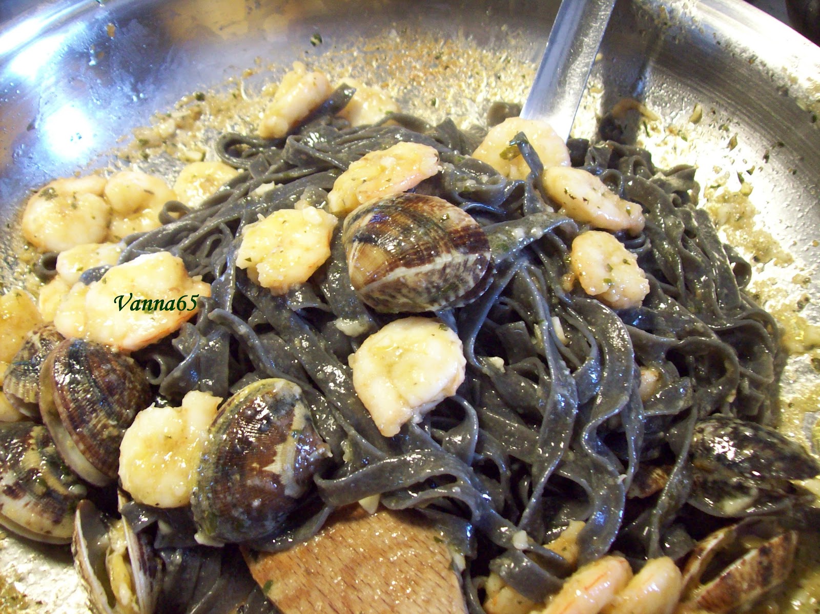 in cucina con vanna Tagliatelle con nero di seppia al sugo bianco di