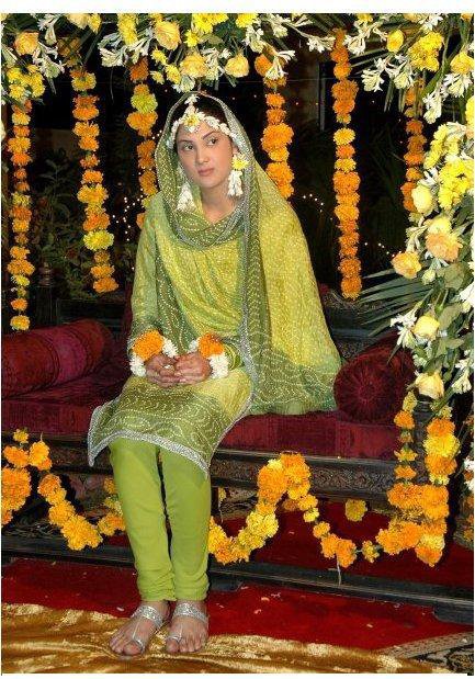 http://1.bp.blogspot.com/-dU0y2HUdc5c/TdrXvpe-21I/AAAAAAAABUI/WNKOew5pIxs/s1600/yellow-dresses-for-mehndi-10.jpg