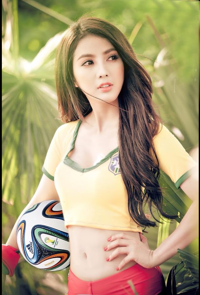 Hot girl Việt gợi cảm trong màu áo thần tượng