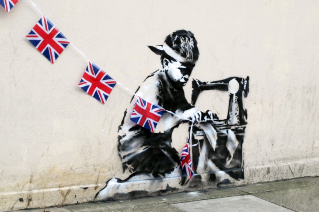 Happening London Girls Tag Banksy Tunnel