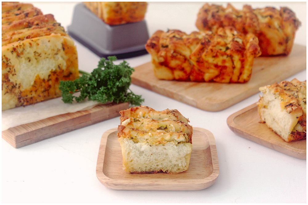 Foodagraphy. By Chelle. Herb Garlic Butter Three Cheese PullApart Bread