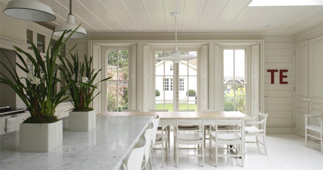 Rustik chateaux: Acogedor ambiente , cocina, comedor y salón en blanco