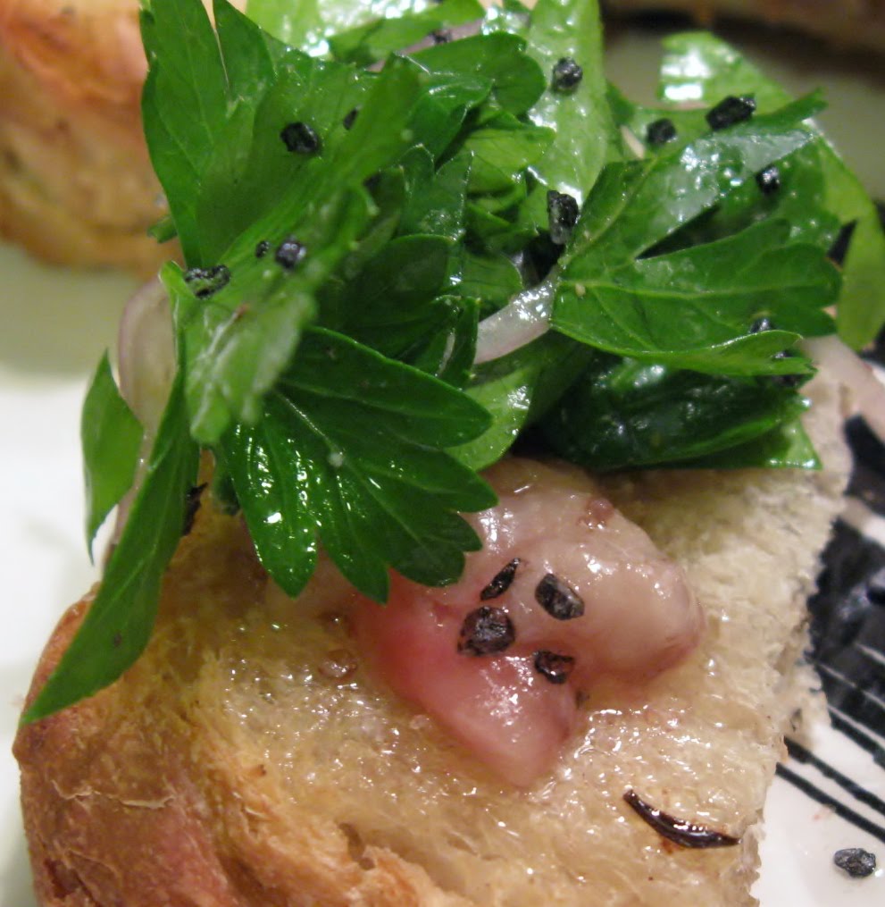 Roasted bone marrow and parsley salad on toast r/FoodPorn