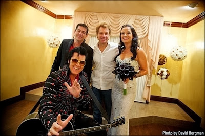 Jon Bon Jovi realiza sonho de fã e a leva ao altar Jon Bon Jovi com Elvis Presley, uma fã e o pai dela