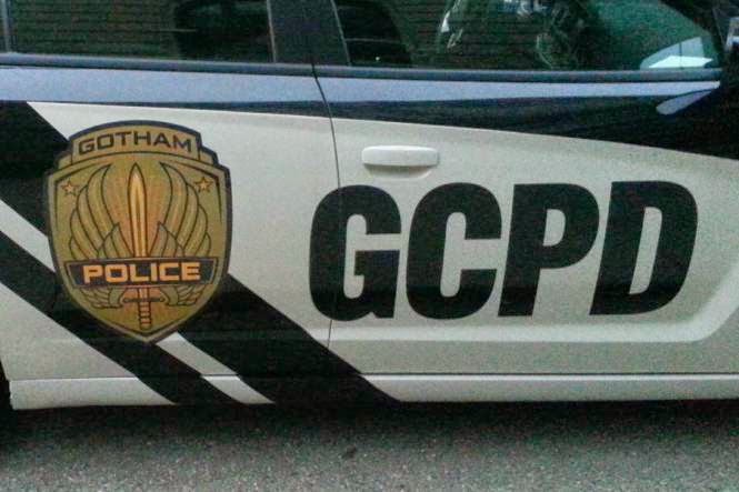 надпись на двери полицейской машины "Gotham City Police Department"