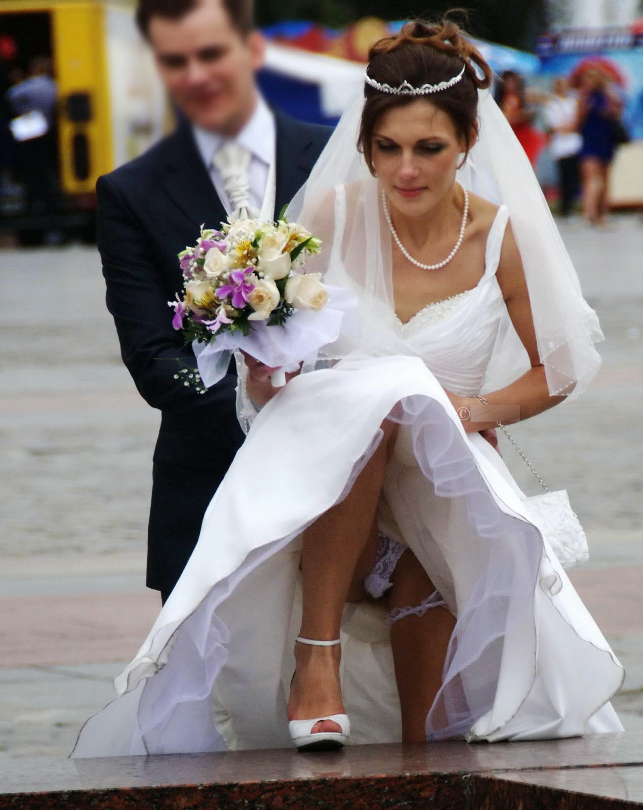 Невеста отсосала всем гостям и потом на нее поссали