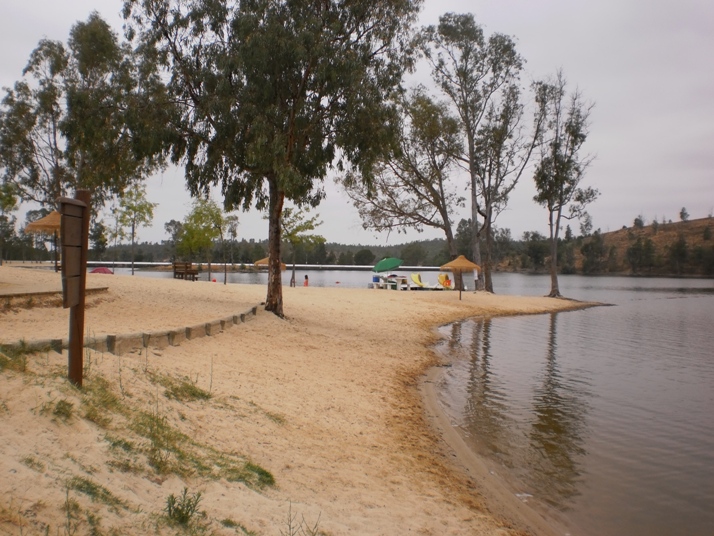 Areia Junta á água com eucaliptos para dar sombra