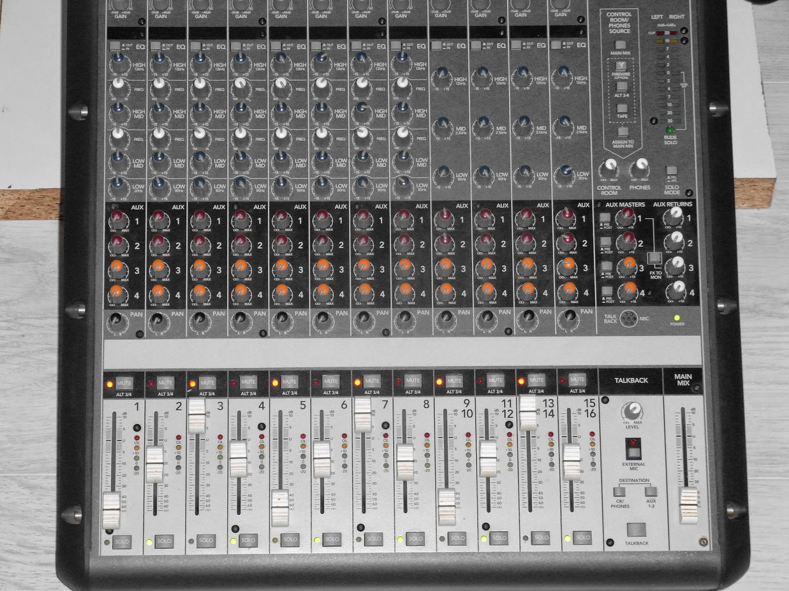 Infrequent Sound [sex.tex] technology Mackie Onyx 1620 + Onyx FireWire