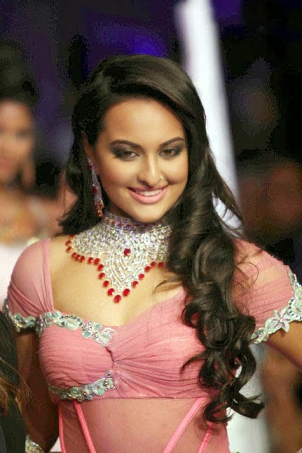 Sonakshi Sinha Showing Her Boobs Pussy and Fucked Bollywood Exposing Actress
