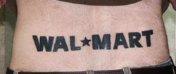 se tatua wallmart en la espalda baja