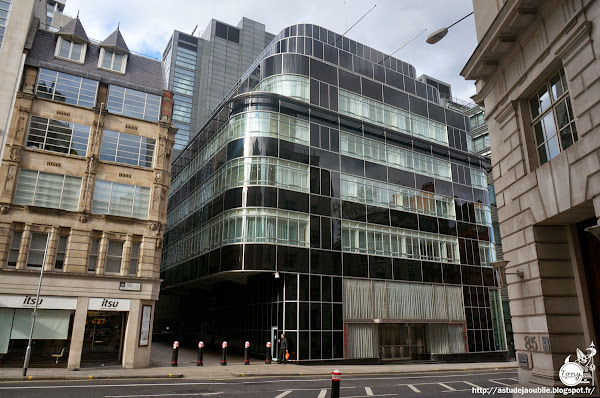 Londres - Immeuble du Daily Express, Fleet Street  Architectes: Ellis and Clark  Ingénieur: Owen Williams  Construction: 1929 - 1932 