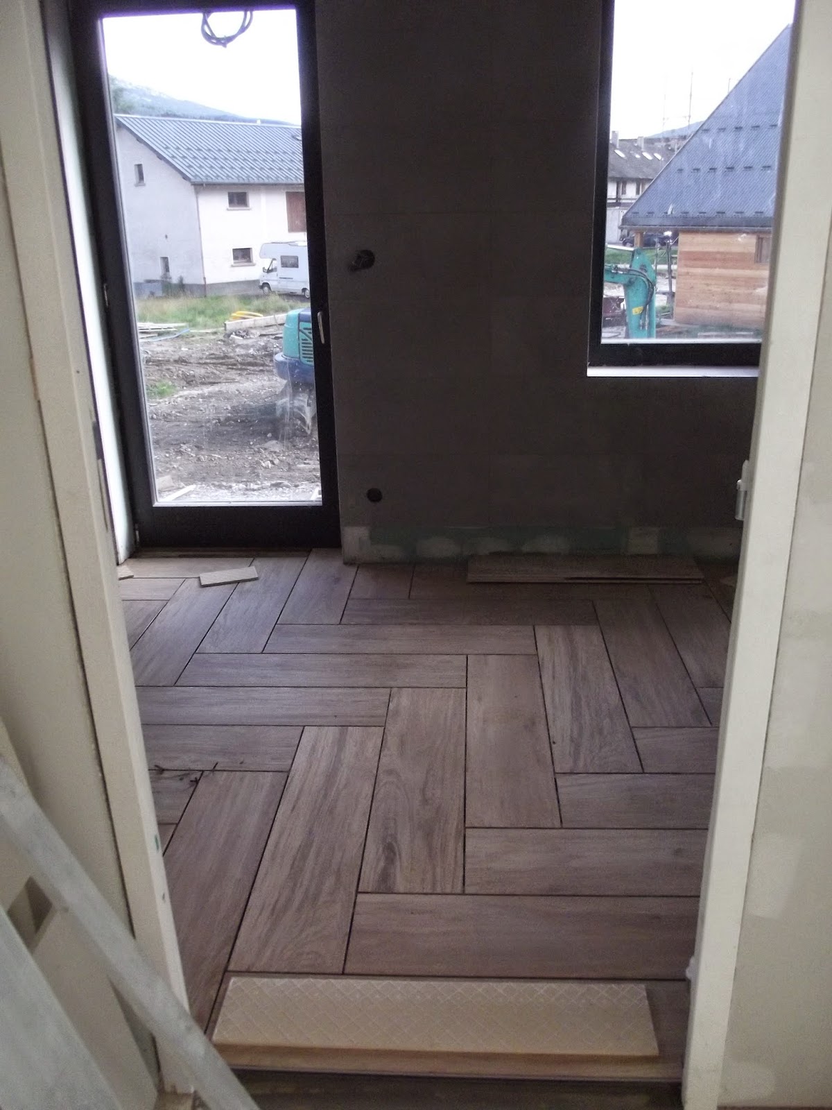 Concept carrelage création: grande salle de bain grise avec ...