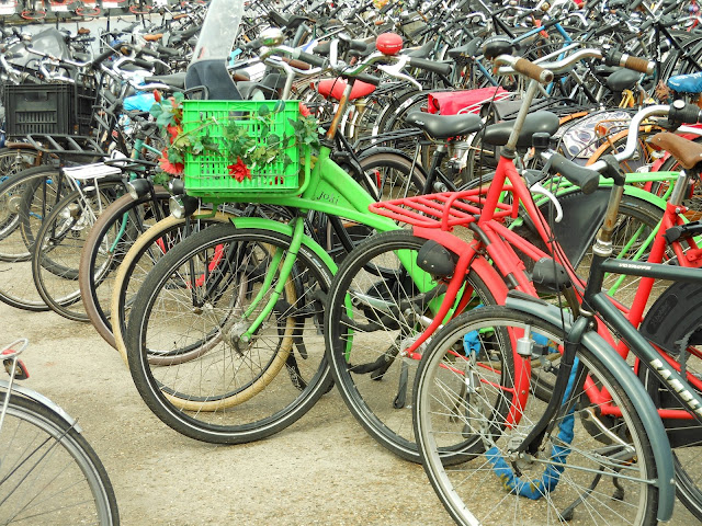 Amsterdam's parking garage  for thousands of bikes (2012-04-10) 