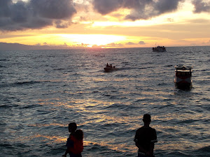 Suatu senja di Pantai Uhak