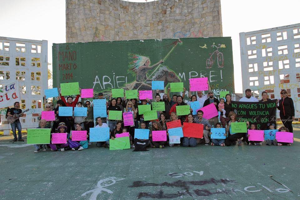 Besos y Abrazos por la no violencia