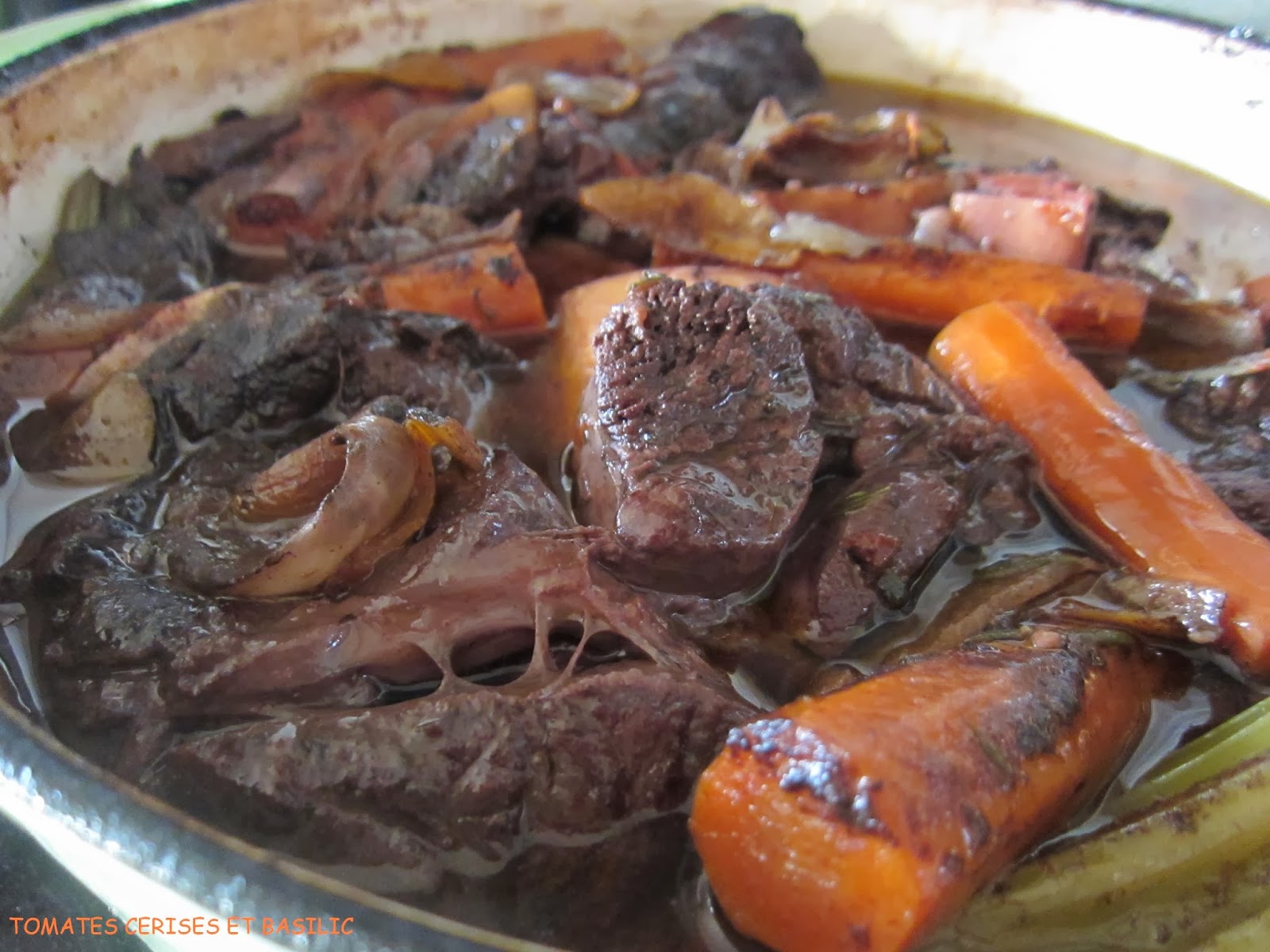 Tomates cerises et Basilic Jarret de boeuf braisé au vin rouge