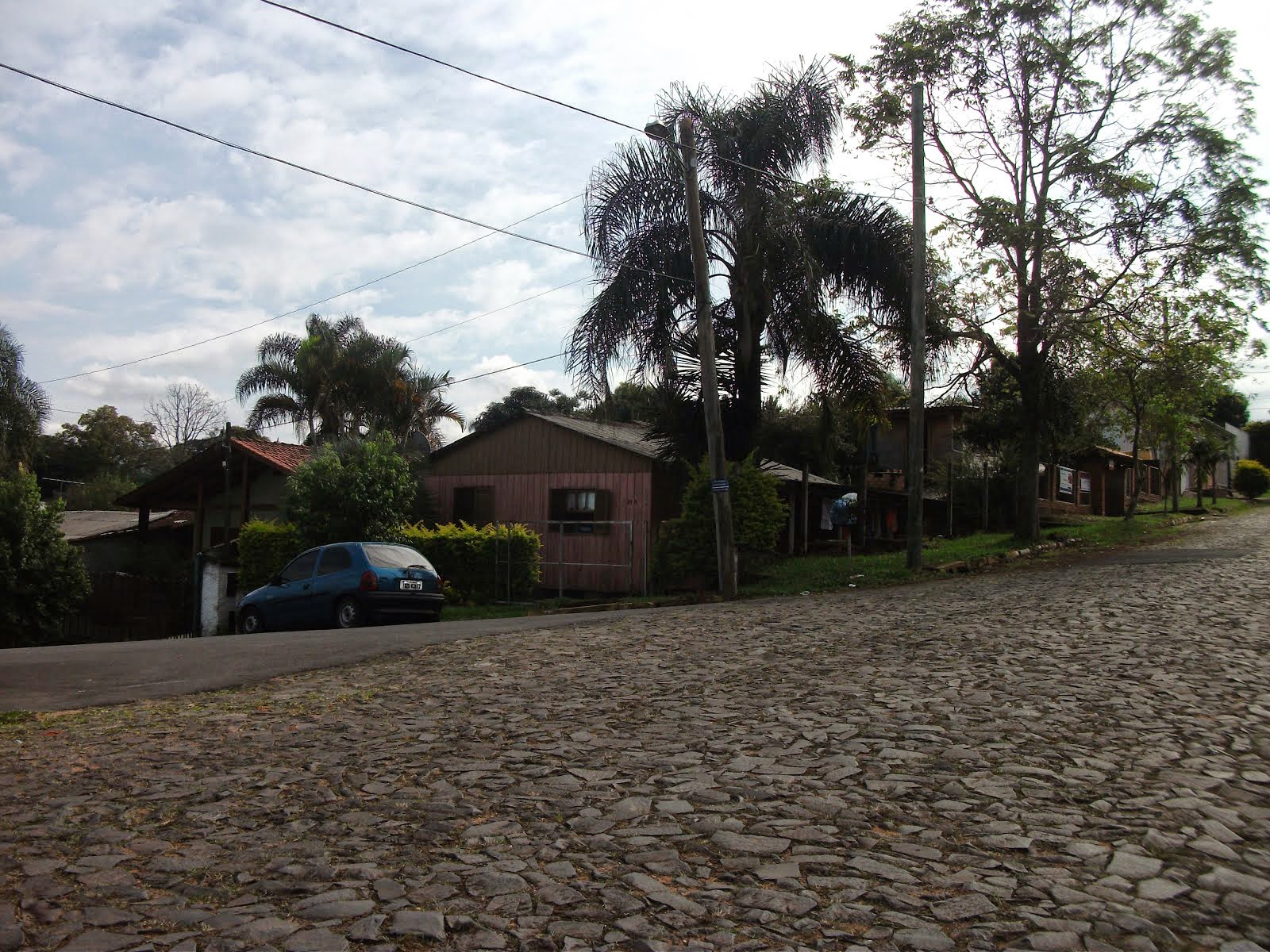 EMPRESA DE TELEFONIA ERGUE POSTE NO JARDIM DO SOL