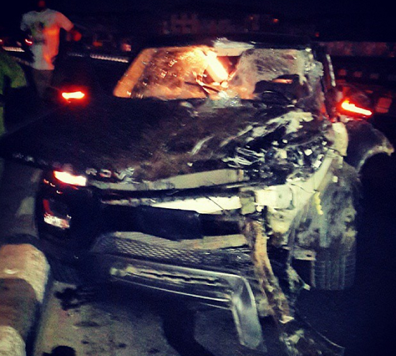 1 Singer Oritsefemi Crashes His New Range Rover Evogue