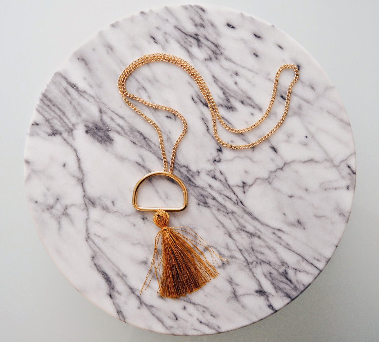 modern tassel necklace elle • tilby