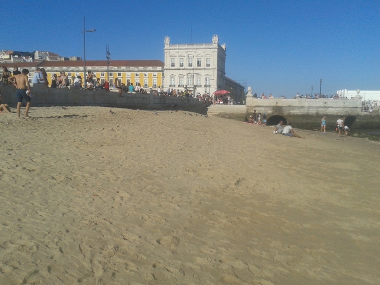 Praia Fluvial da Ribeira das Naus com vista para o Terreiro do Paço