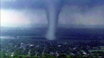 Foto-foto Tornado Mengerikan Yang Menghancurkan Kota Dallas [ www.BlogApaAja.com ]