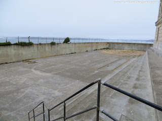 Dal cortile la vista raggiunge le città costiere oltre il mare