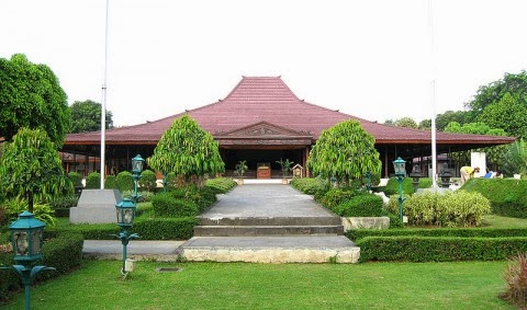 evnu abiyoso Rumah Adat Jawa Tengah